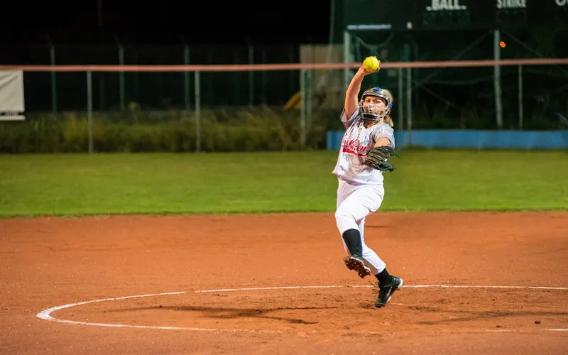 softball-pitcher-fastball